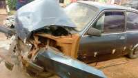 Pinhão - Condutor foge após colidir em carro estacionado