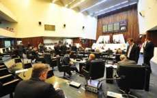 Projeto que prev&ecirc; reserva de vagas para quem tem mais de 50 anos