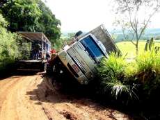 Guarania&ccedil;u - Caminh&atilde;o sai da estrada em acidente no interior do munic&iacute;pio