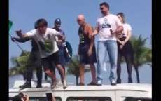Bolsonaro se estatela no ch&atilde;o em com&iacute;cio. Veja o v&iacute;deo!