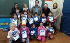 Nova Laranjeiras - Secretaria de Educa&ccedil;&atilde;o entrega uniformes para alunos da rede Municipal