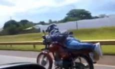 Paran&aacute; - V&iacute;deo flagra acidente de motociclista que pilotava deitado na BR 277