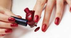 Aprenda como evitar o aspecto amarelado causado por esmaltes escuros. Confira!