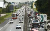 Movimento nas rodovias do PR no feriado é 60% superior que o normal