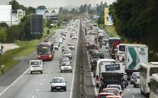Movimento nas rodovias do PR no feriado &eacute; 60% superior que o normal
