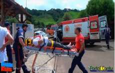 Guarania&ccedil;u - Fusca fica sem freio e quase cai em lago municipal. Veja reportagem
