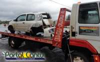 Laranjeiras - Carro derrapa e bate forte em barranco próximo ao pedágio
