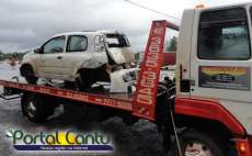 Laranjeiras - Carro derrapa e bate forte em barranco próximo ao pedágio