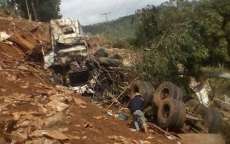 Pinh&atilde;o - Caminh&atilde;o cai em ribanceira e pega fogo na PR 170