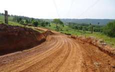 Pinh&atilde;o - Sec. de Transportes realiza trabalho de cascalhamento e alargamento da estrada do Guarapuavinha