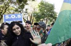Atriz Let&iacute;cia Sabatella &eacute; hostilizada durante manifesta&ccedil;&atilde;o