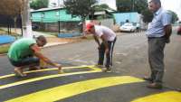 Cantagalo - Equipe da secretaria de Viação e Obras realiza a pintura de lombadas, de acordo com a Legislação de Trânsito