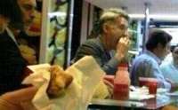 Foto de Eike comendo em lanchonete bomba na internet