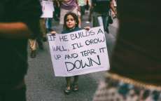 Menino de 3 anos protesta contra Trump: 'Se ele construir um muro, vou crescer e derrub&aacute;-lo'