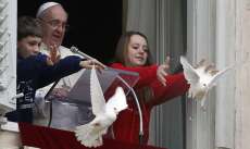 Papa Francisco liberta pombas, que s&atilde;o atacadas por outras aves