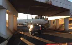 Boeing 737 fica entalado em trevo na cidade de Pato Branco, no sudoeste do Paran&aacute;