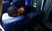 Barraco de marido e mulher em ônibus vira sensação na net. Veja o vídeo