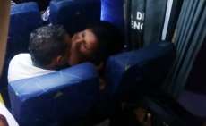 Barraco de marido e mulher em &ocirc;nibus vira sensa&ccedil;&atilde;o na net. Veja o v&iacute;deo
