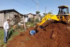 Foz do Jord&atilde;o - Secretaria de obras realiza coloca&ccedil;&atilde;o de manilhas
