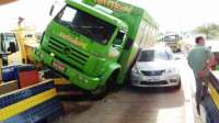 Caminhão perde o freio e sobe em mureta de praça de pedágio
