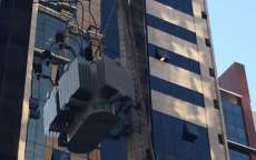Homem &eacute; flagrado furtando transformador de energia