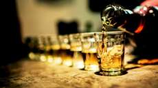 Pre&ccedil;os de u&iacute;sque, vinho e cacha&ccedil;a ainda n&atilde;o v&atilde;o aumentar, dizem vendedores