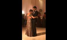 M&atilde;e se 'despede' do filho com dan&ccedil;a emocionante em casamento. Veja o v&iacute;deo