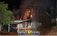 Guarania&ccedil;u - Casa fica totalmente destru&iacute;da em inc&ecirc;ndio