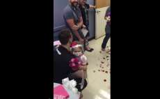 Aos 4 anos, menina com leucemia se 'casa' com seu enfermeiro preferido. Veja o v&iacute;deo