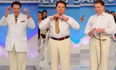 Silvio Santos abre o z&iacute;per e simula strip-tease durante programa ao vivo. Veja o v&iacute;deo!