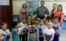 Nova Laranjeiras - Entrega de uniformes para alunos da rede municipal de ensino