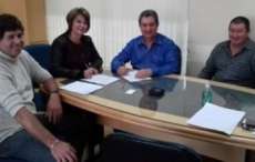 Nova Laranjeiras - Assinado conv&ecirc;nio para a constru&ccedil;&atilde;o das cal&ccedil;adas
