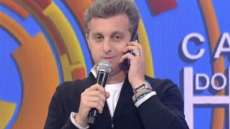 Luciano Huck vira piada ap&oacute;s atender o telefone no ar