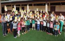 Cand&oacute;i - Crian&ccedil;as da rede municipal recebem cestas de p&aacute;scoa