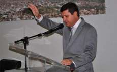 Prefeito entrega 'chave' de cidade para Jesus Cristo