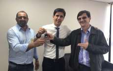 Campo Bonito - Prefeito e Presidente do Legislativo recebem as chaves da nova viatura da pol&iacute;cia militar