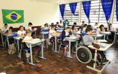 Segundo governo do Estado, escolas paranaenses j&aacute; receberam 240 mil novas carteiras e cadeiras