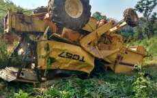 Colheitadeira fica destru&iacute;da ao capotar em lavoura