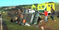 Caminh&atilde;o tomba e derrama combust&iacute;vel na BR 277