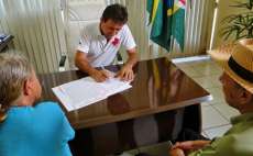 Goioxim - Prefeito assina escritura da compra de um im&oacute;vel de 2,3 hectares para constru&ccedil;&atilde;o de casas e uma creche
