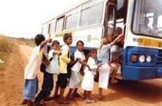 Crian&ccedil;a est&aacute; entre a vida e a morte ap&oacute;s ser atingida por rodado de &ocirc;nibus escolar