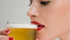 Mulheres que tomam cerveja t&ecirc;m menos chances de infartar. Confira!