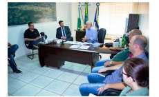 Guarania&ccedil;u - A convite do prefeito promotor da Comarca visita Prefeitura