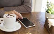 Celular &eacute; 10 vezes mais sujo do que tampa do vaso sanit&aacute;rio, diz estudo
