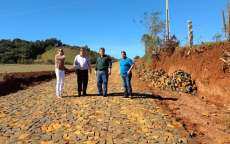 Nova Laranjeiras - Prefeito, Secret&aacute;rio e Vereadores acompanham obra do cal&ccedil;amento do Divisor