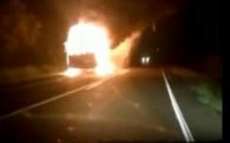 &Ocirc;nibus com estudantes pega fogo e fica totalmente destru&iacute;do
