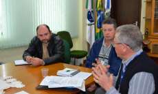 Pinh&atilde;o - Prefeito Dirceu de Oliveira recebe o chefe regional do ITCG, Adelino Bridi