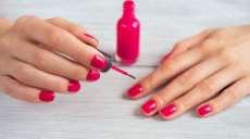 Dermatologista indica: Super Bonder no esmalte faz unhas durarem 2 semanas. Ser&aacute;?