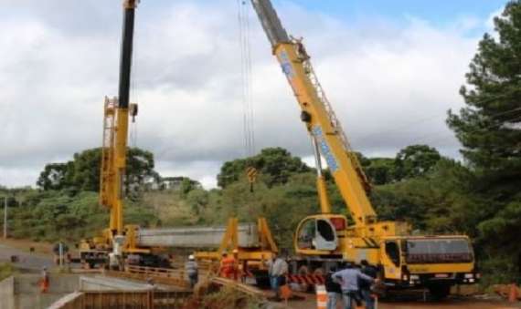 Reserva do Iguaçu - Prefeito acompanha o lançamento de vigas na ponte sobre o Rio Lajeado Torres, na PR 459