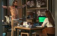 'Sol Nascente': Ralf faz striptease para Hir&ocirc; e &eacute; pego no flagra